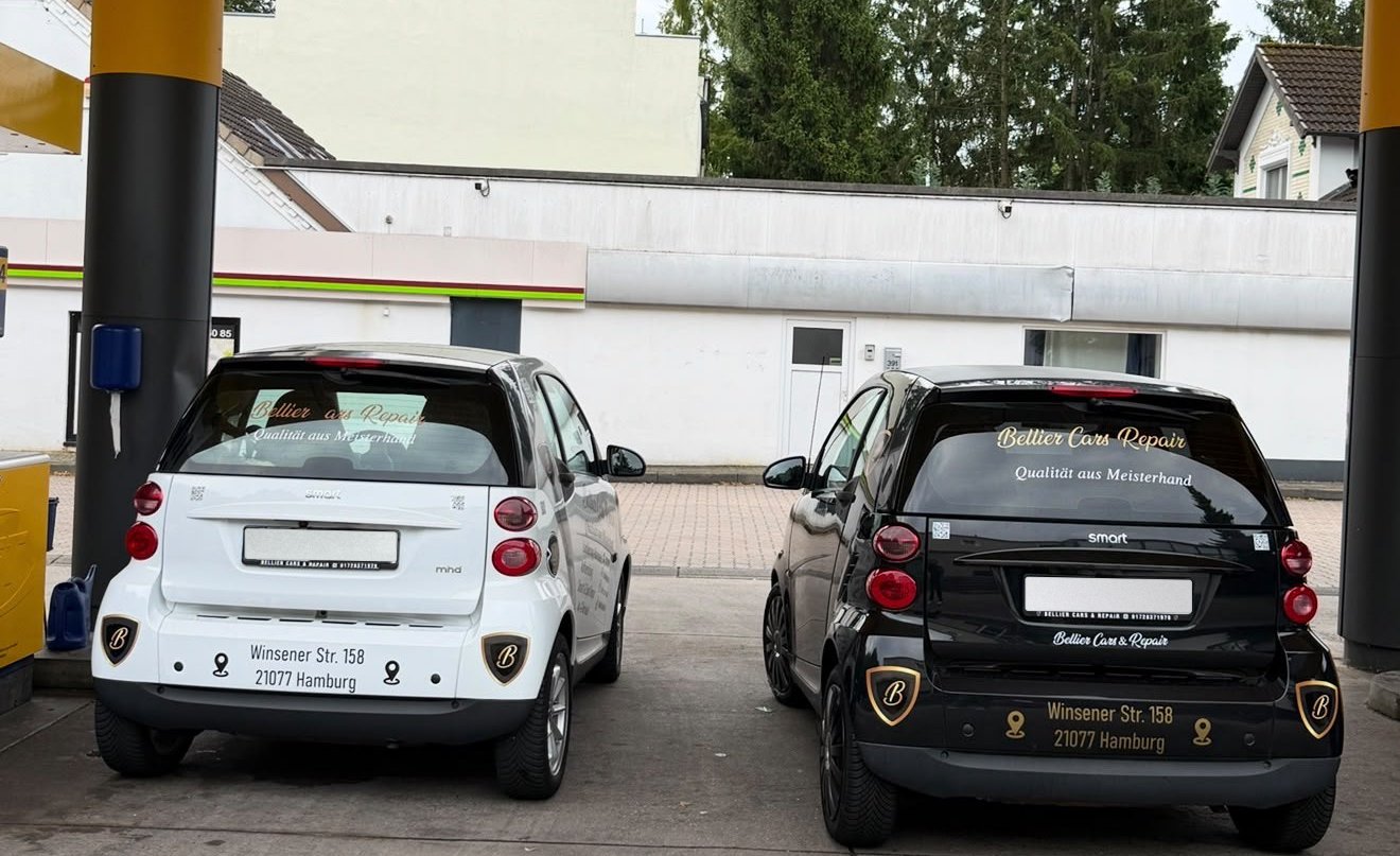 Beide Firmenwagen von Bellier Cars & Repair nebeneinander von hinten